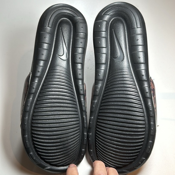 Women’s Nike Victoria One Slide Leopard Print sz 11 - Picture 5 of 5